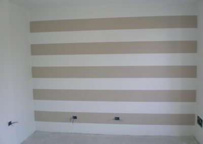 esecuzione di tinteggiatura interna con pittura all'acqua-