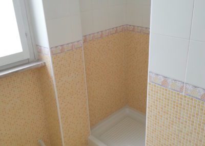 posa ceramiche per bagno con greca