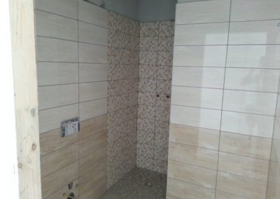 realizzazione di mosaico per doccia